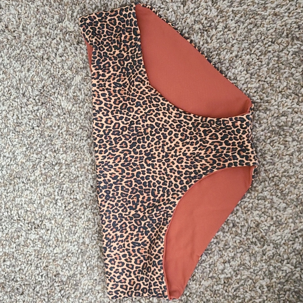 Rewired boycut bottoms size small(2-4)